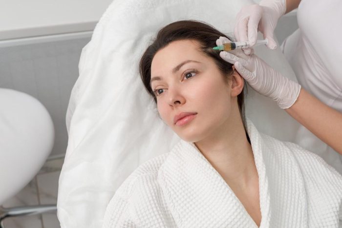 A female patient receives Dysport for forehead lines.