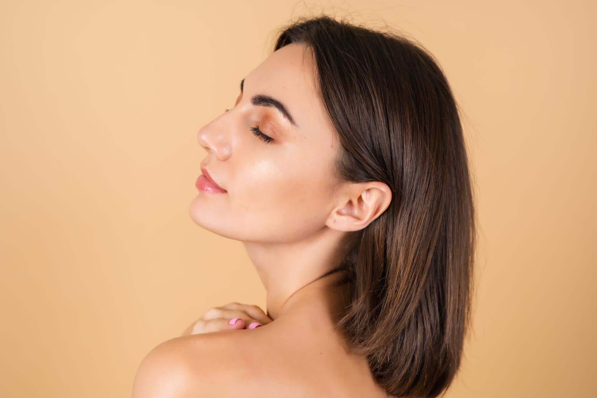 A woman with a defined and reshaped jawline after using Dysport to contour this area.