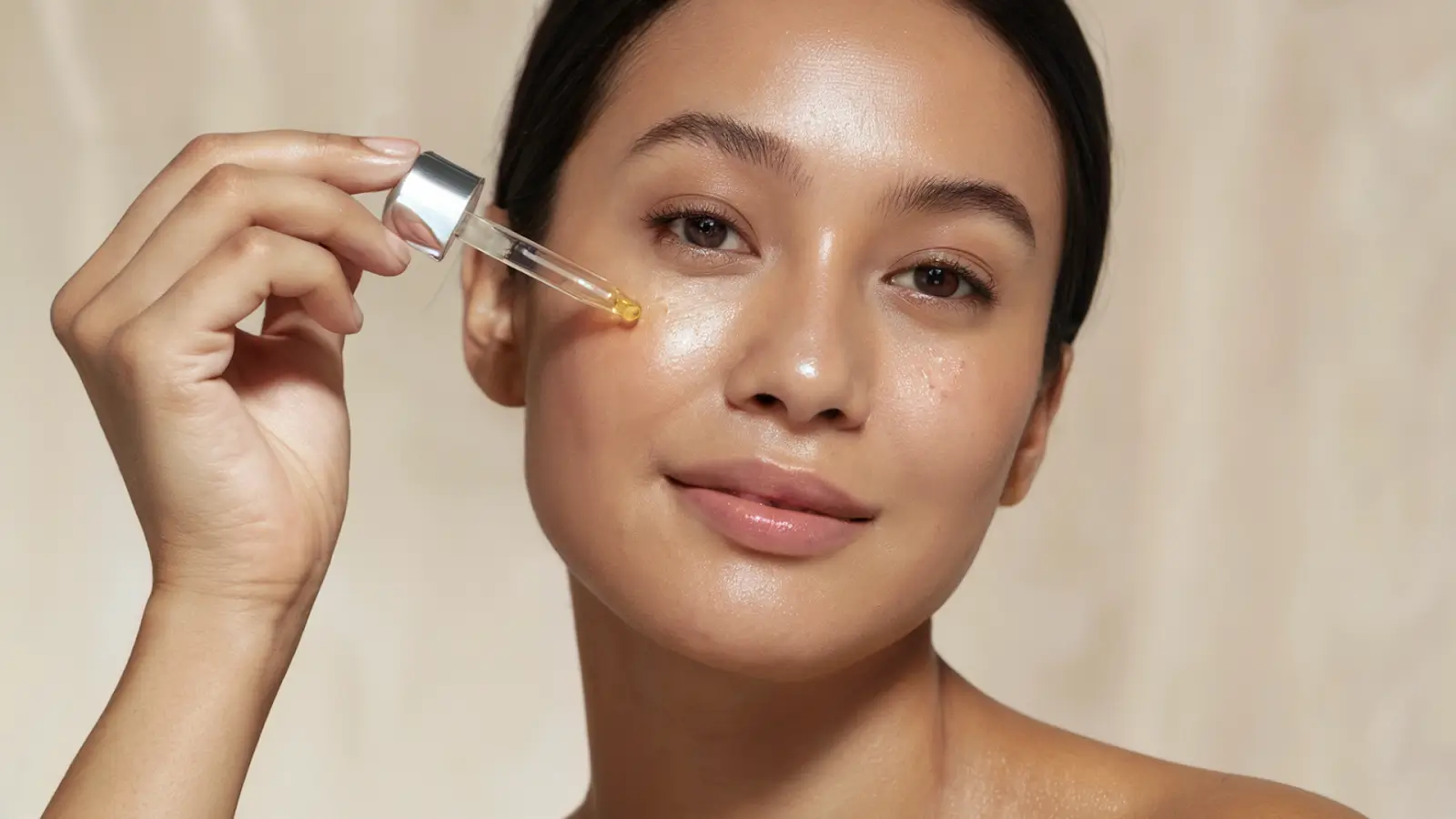 Woman following a skincare routine.
