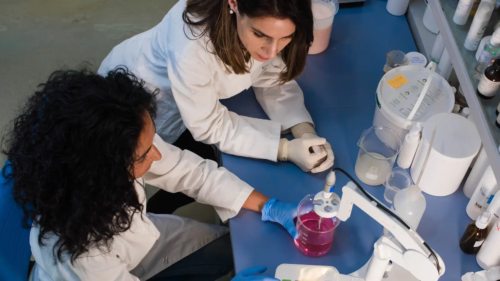 Women in lab.