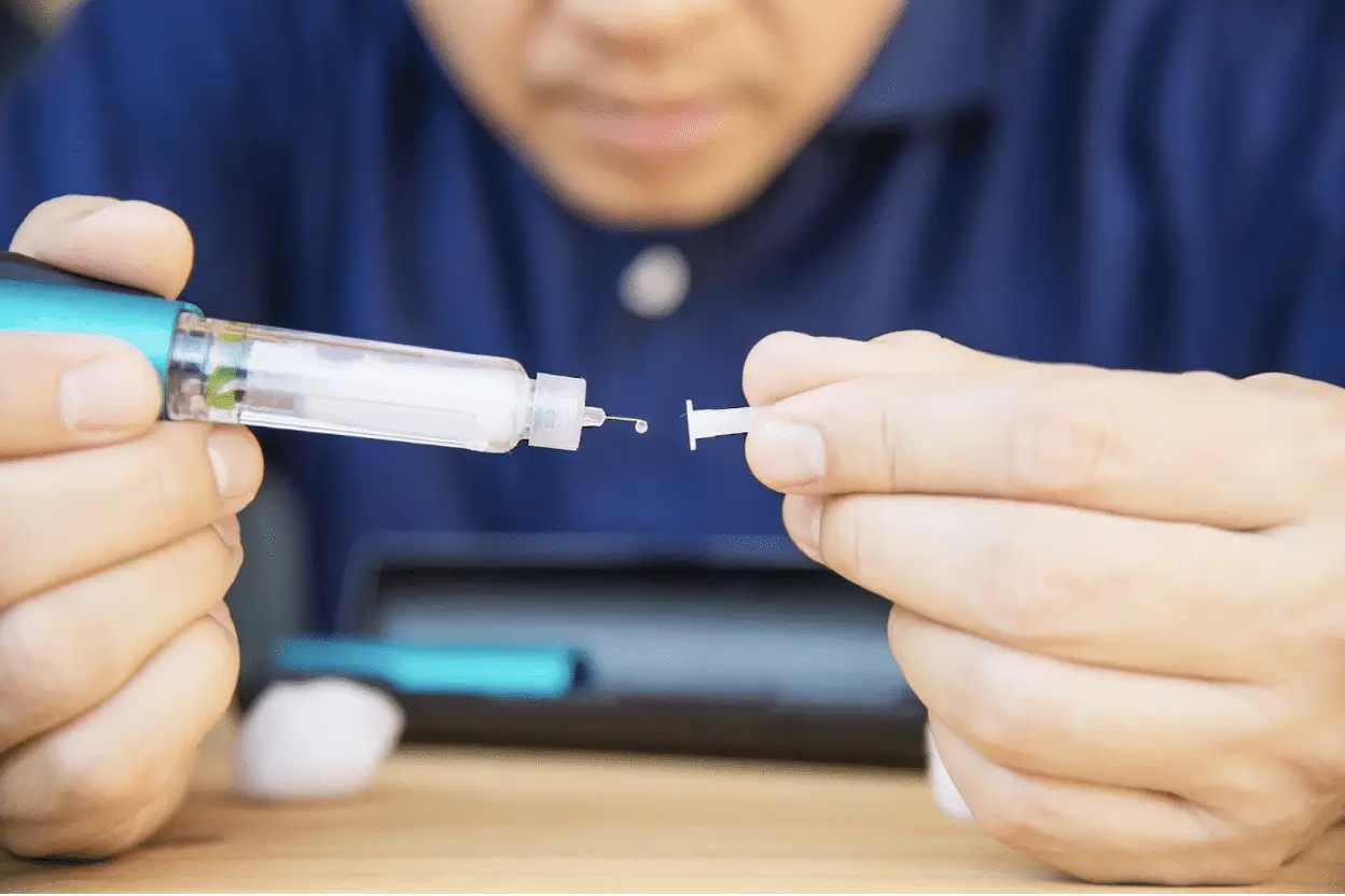 Person holding an injection like Mounjaro.
