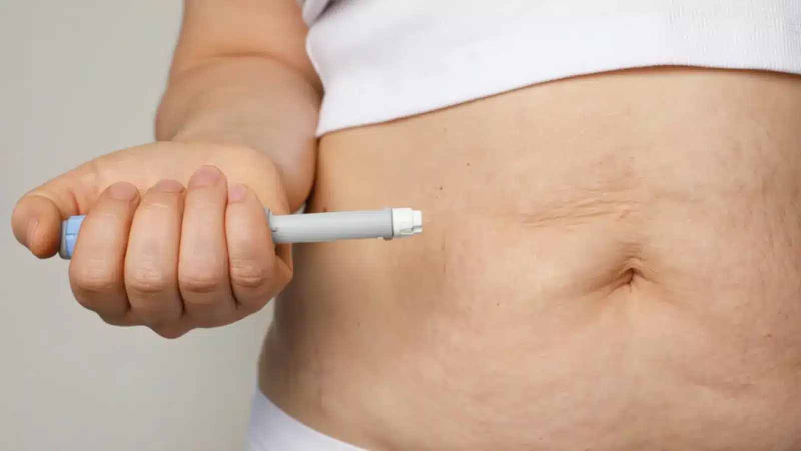 Person with Mounjaro-like injection to stomach.
