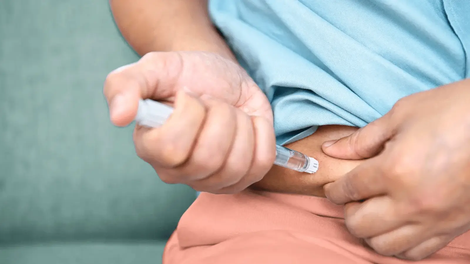 Person using an Entyvio injection on their stomach. 