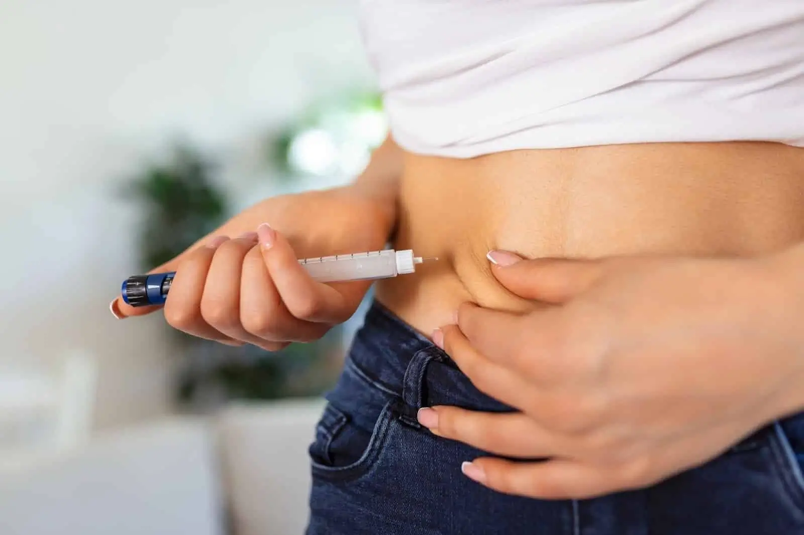 Person using Entyvio injection.